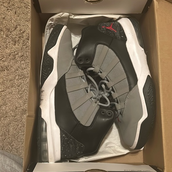 jordan max aura grey and pink